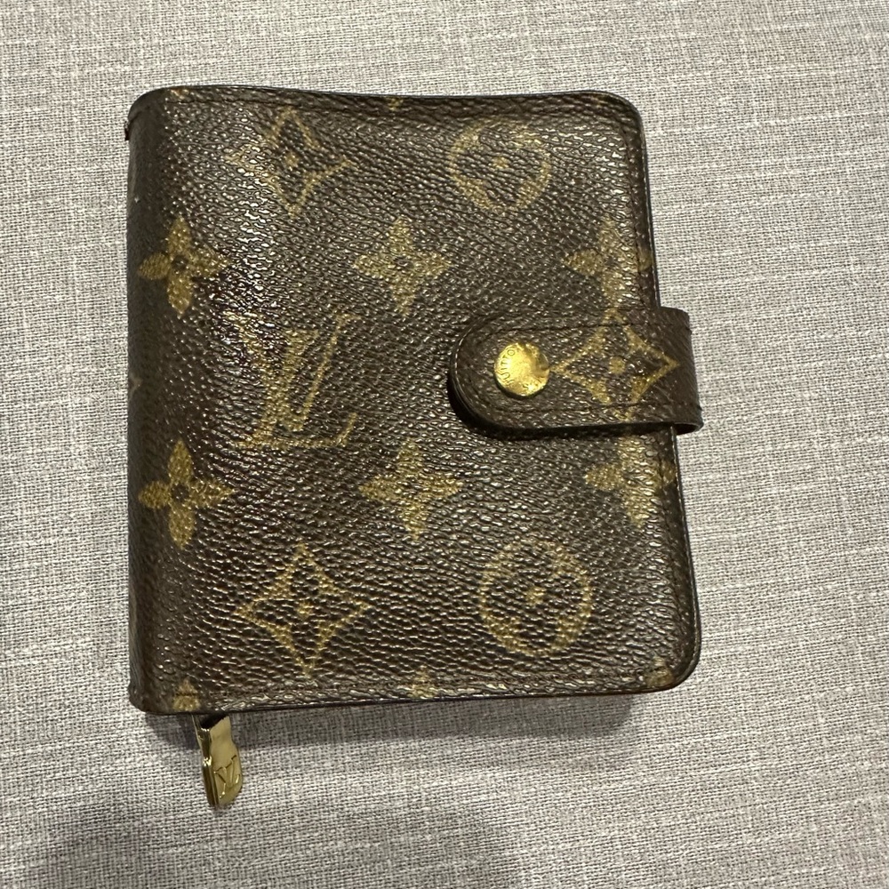 Louis Vuitton Brown Monogram Wallet
Serial number SD0013